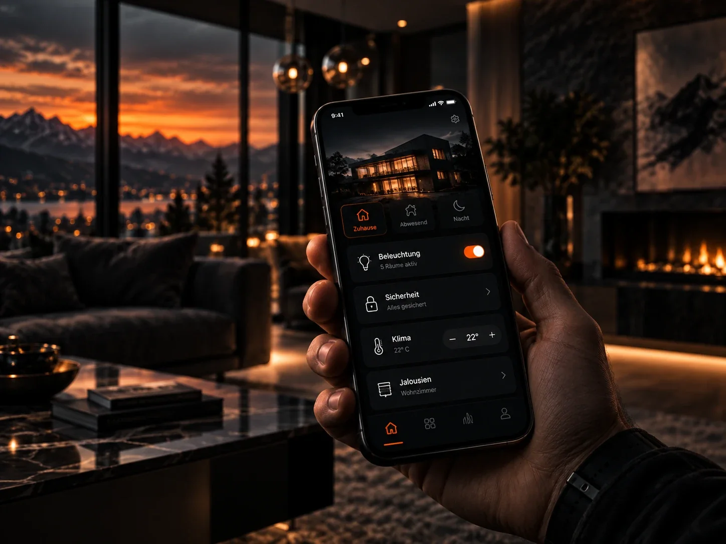 Smart-Home-App in der Hand, im Hintergrund ein Wohnzimmer mit Kamin